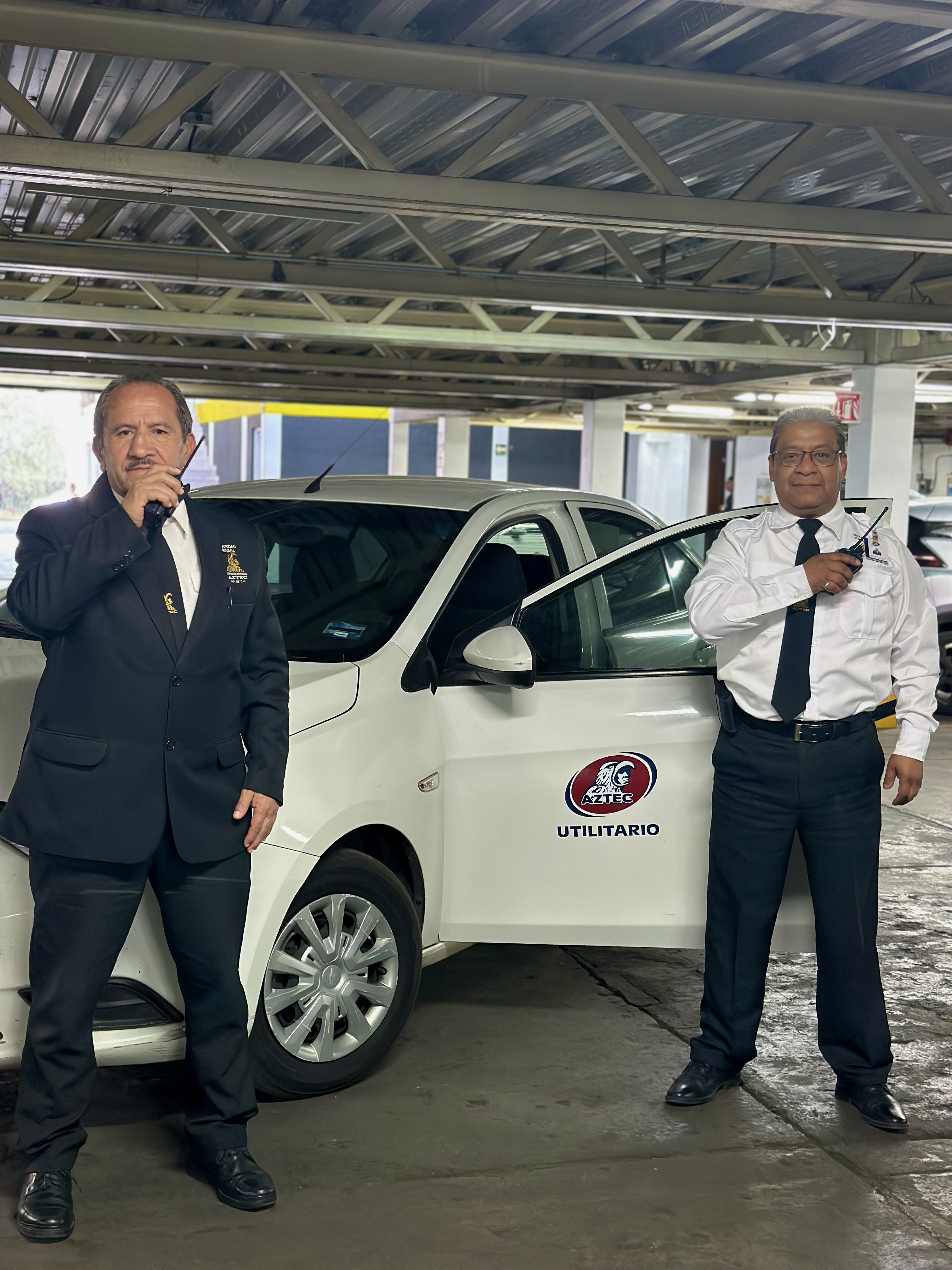 Oficial Aztec con vehículo de patrulla